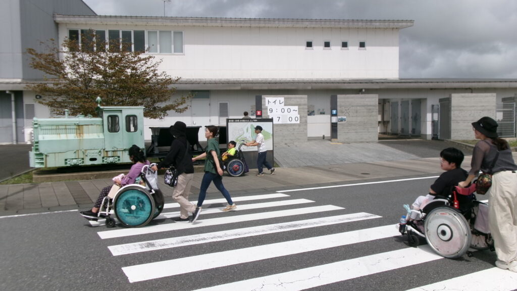 千葉県肢体不自由協会　令和6年8月31日（土）9月1日（日）療育キャンプ報告　移動し、道の駅 佐原水の郷で買い物を楽しみました